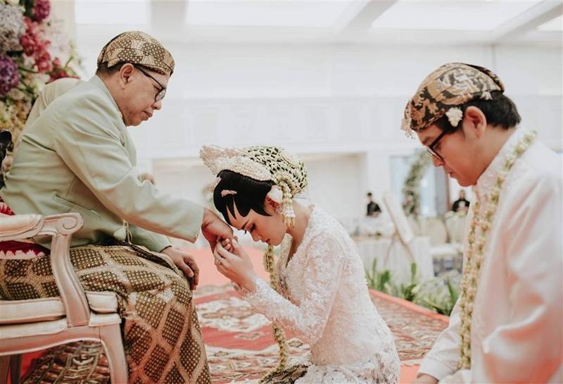7 Contoh Kata-Kata Sungkeman Pernikahan Penuh Haru untuk Ungkapkan Cinta ke Orang Tua