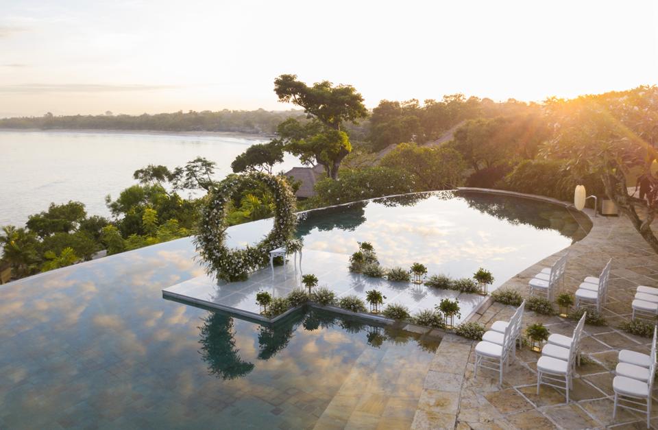 Mau Nikah di Bali? Ini 10 Venue Wedding Tepi Pantai Paling Hits 2025, Estetik & Bikin Tamu Terpukau