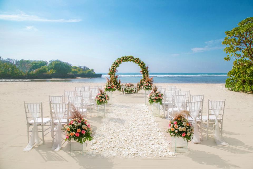 Panduan Wedding di Pantai: 10 Tips Anti Drama untuk Pernikahan Romantis & Estetik